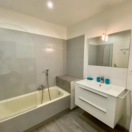Standing Center Bay T1, 8, Avec Vue Mer Et Parking * Antibes